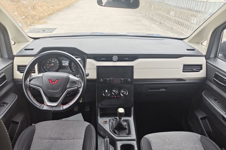 Used Wuling Zhengcheng 2021 1.5T Manual Comfort Version Interior 3