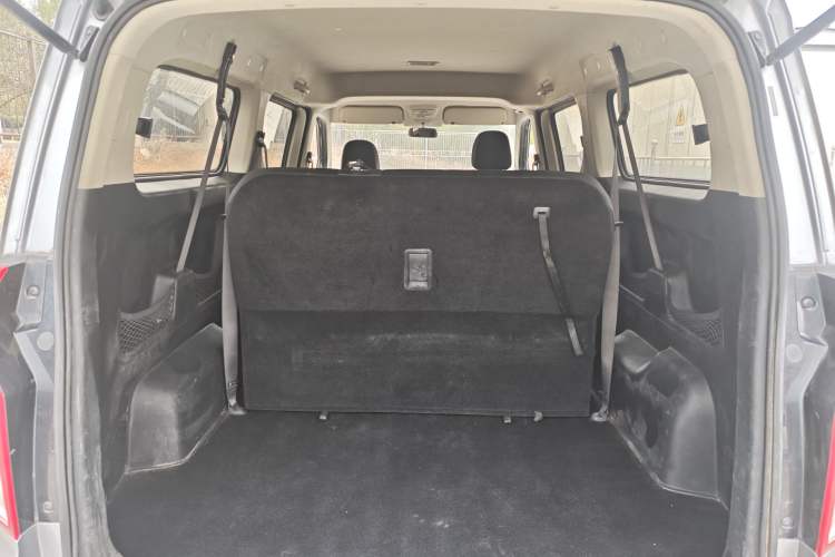 Used Wuling Zhengcheng 2021 1.5T Manual Comfort Version Interior 4