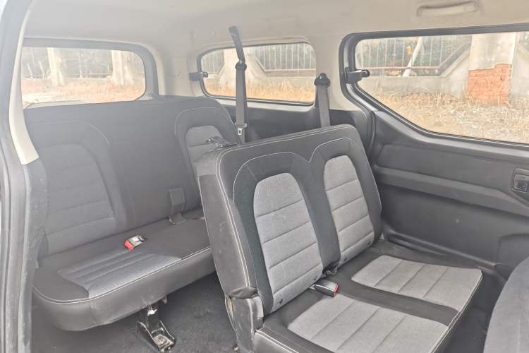 Used Wuling Zhengcheng 2021 1.5T Manual Comfort Version Interior 5