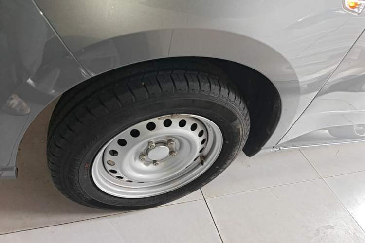 Used Wuling Zhengcheng 2021 1.5T Manual Comfort Version Left Front Wheel Hub