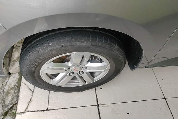Used Wuling Zhengcheng 2021 1.5T Manual Luxury Version Left Front Wheel Hub