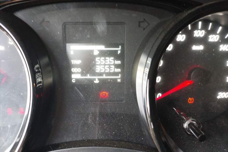 Used Wuling Zhengcheng 2021 1.5T Manual Comfort Version Odometer Close Up