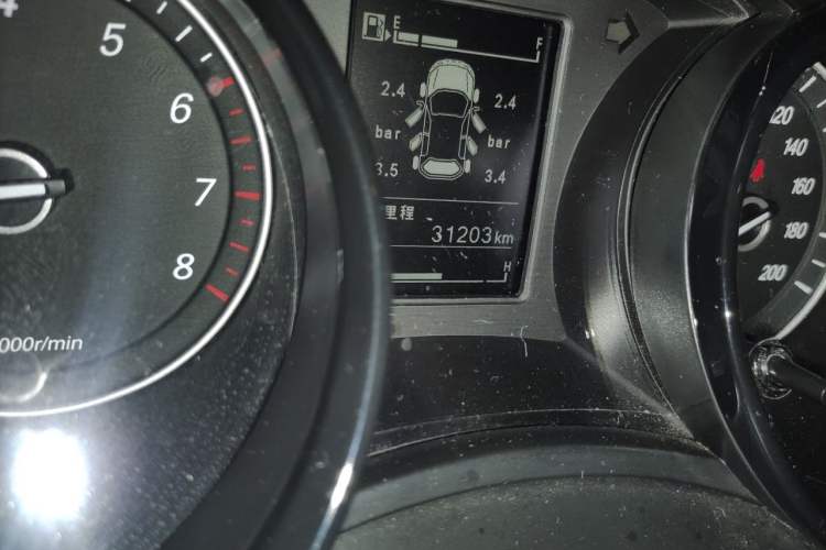 Used Wuling Zhengcheng 2021 1.5T Manual Luxury Version Odometer Close Up