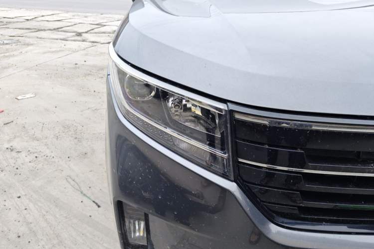 Used Wuling Zhengcheng 2021 1.5T Manual Luxury Version Right Front Headlight