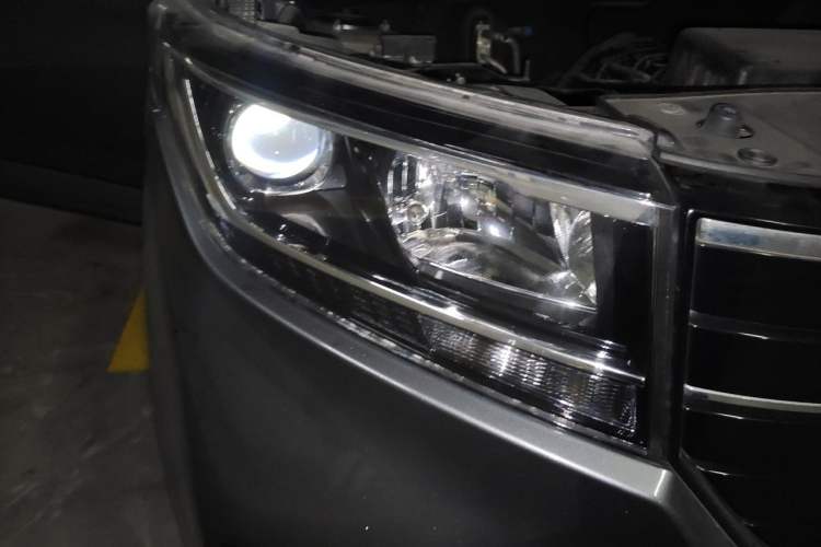 Used Wuling Zhengcheng 2021 1.5T Manual Luxury Version Right Front Headlight