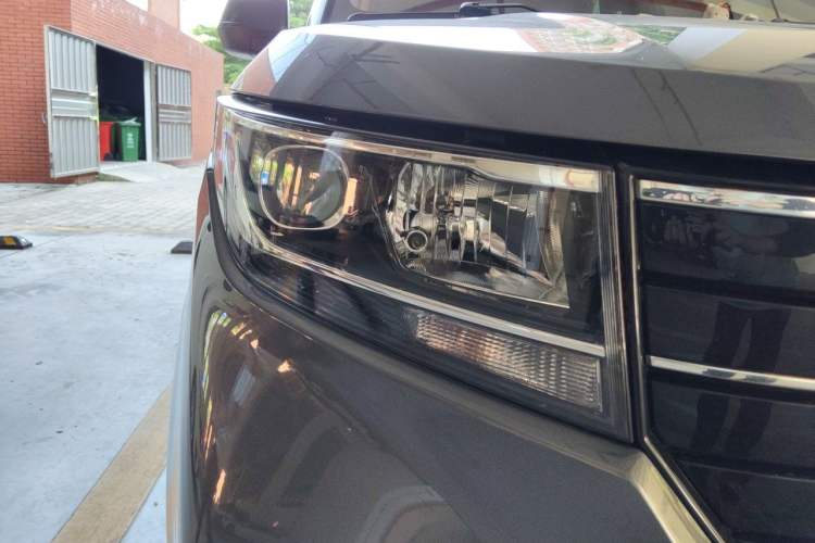 Used Wuling Zhengcheng 2021 1.5T Manual Luxury Version Right Front Headlight