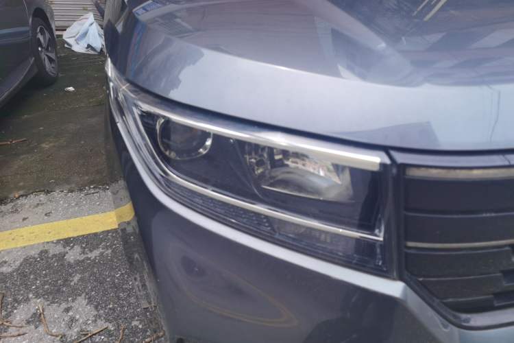Used Wuling Zhengcheng 2021 1.5T Manual Luxury Version Right Front Headlight