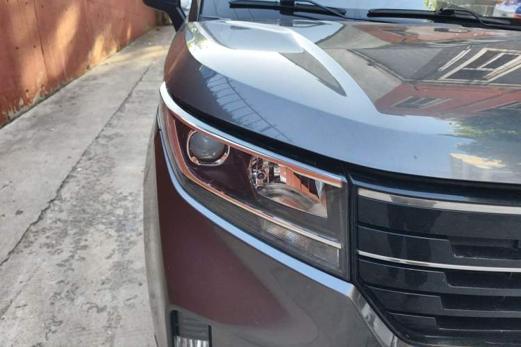 Used Wuling Zhengcheng 2021 1.5T Manual Luxury Version Right Front Headlight