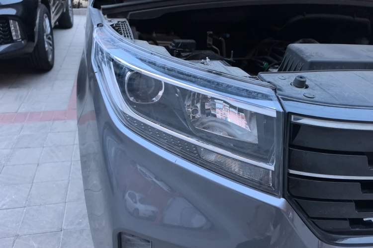 Used Wuling Zhengcheng 2021 1.5T Manual Luxury Version Right Front Headlight