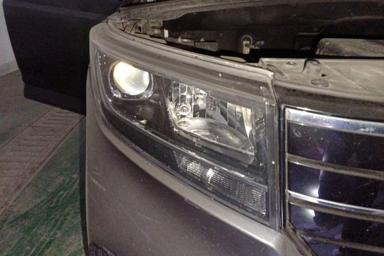 Used Wuling Zhengcheng 2021 1.5T Manual Luxury Version Right Front Headlight