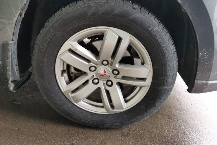 Used Wuling Zhengcheng 2021 1.5T Manual Luxury Version Right Front Wheel Hub