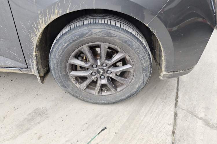 Used Wuling Zhengcheng 2021 1.5T Manual Luxury Version Right Front Wheel Hub