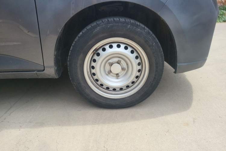 Used Wuling Zhengcheng 2021 1.5T Manual Comfort Version Right Front Wheel Hub