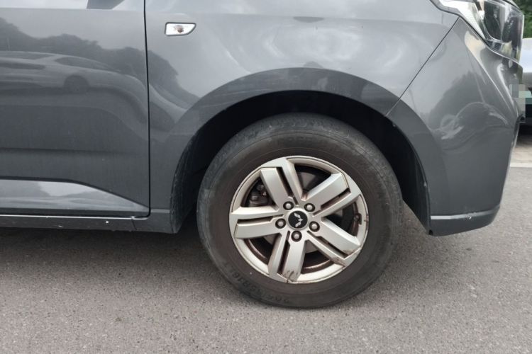 Used Wuling Zhengcheng 2021 1.5T Manual Luxury Version Right Front Wheel Hub
