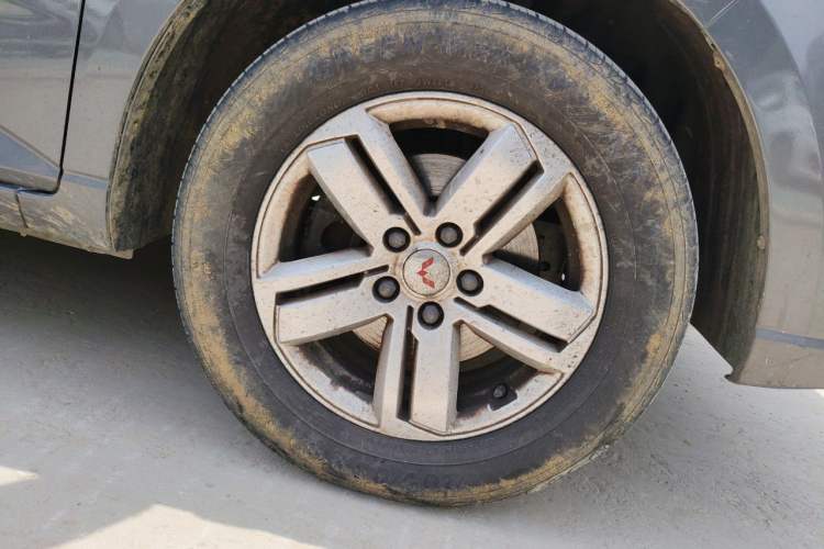 Used Wuling Zhengcheng 2021 1.5T Manual Luxury Version Right Front Wheel Hub