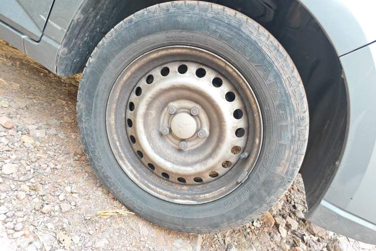 Used Wuling Zhengcheng 2021 1.5T Manual Comfort Version Right Front Wheel Hub