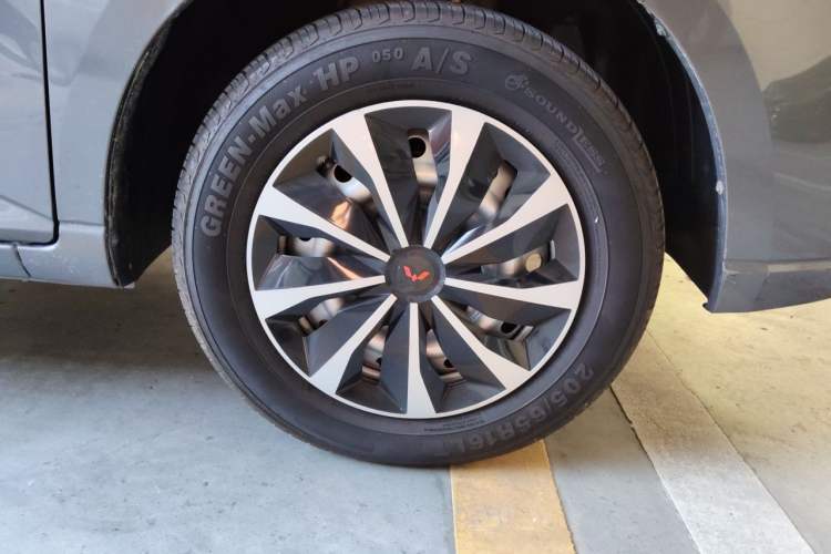 Used Wuling Zhengcheng 2021 1.5T Manual Luxury Version Right Front Wheel Hub