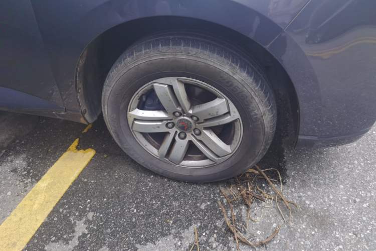 Used Wuling Zhengcheng 2021 1.5T Manual Luxury Version Right Front Wheel Hub