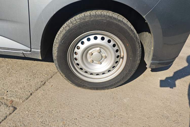 Used Wuling Zhengcheng 2021 1.5T Manual Comfort Version Right Front Wheel Hub