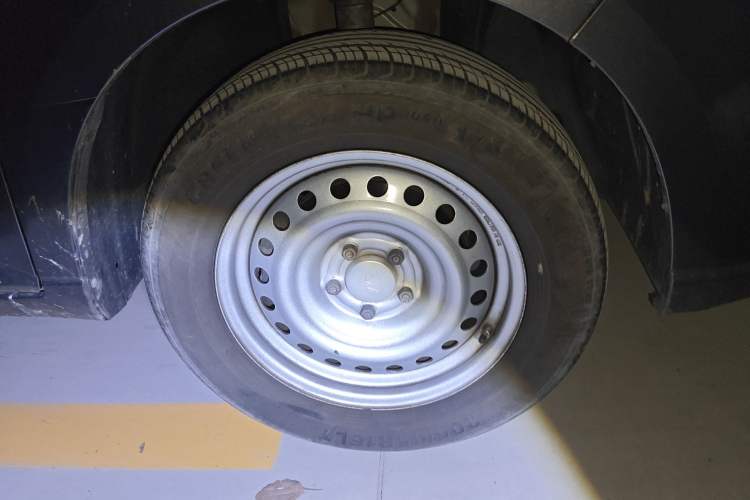 Used Wuling Zhengcheng 2021 1.5T Manual Comfort Version Right Front Wheel Hub