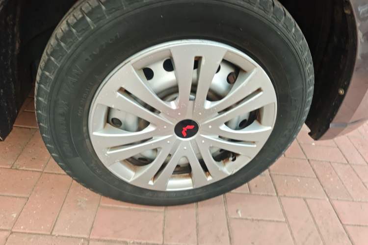 Used Wuling Zhengcheng 2021 1.5T Manual Comfort Version Right Front Wheel Hub