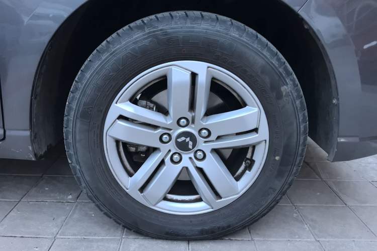 Used Wuling Zhengcheng 2021 1.5T Manual Luxury Version Right Front Wheel Hub