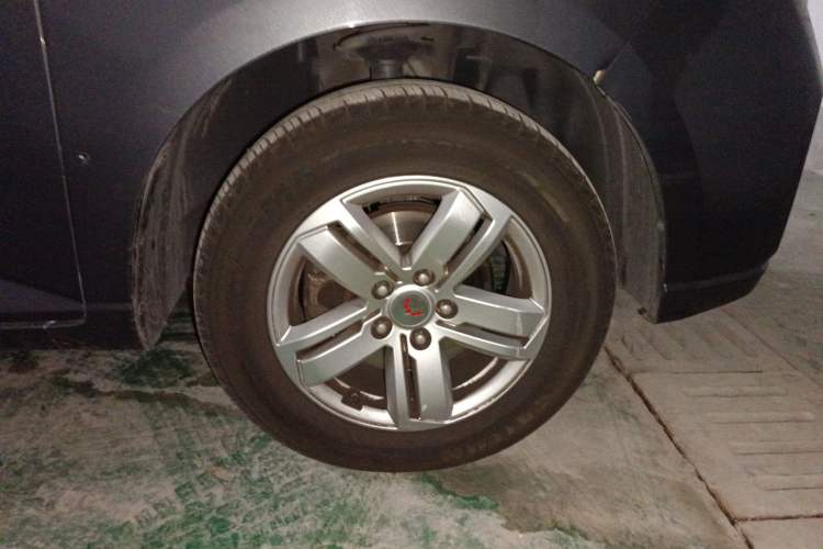 Used Wuling Zhengcheng 2021 1.5T Manual Luxury Version Right Front Wheel Hub