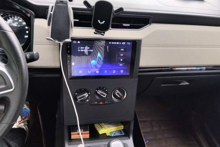 Used Wuling Zhengcheng 2021 1.5T Manual Comfort Version with Enclosed Windows Audio And AC Panel