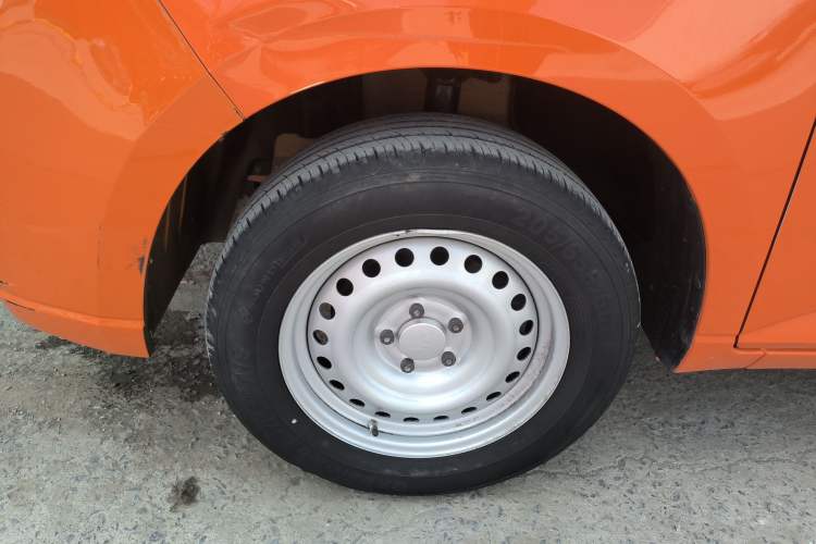 Used Wuling Zhengcheng 2021 1.5T Manual Comfort Version with Enclosed Windows Left Front Wheel Hub