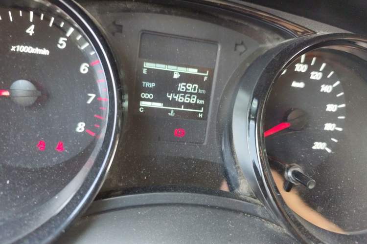 Used Wuling Zhengcheng 2021 1.5T Manual Comfort Version with Enclosed Windows Odometer Close Up