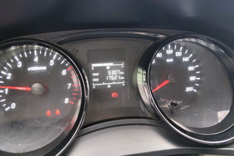 Used Wuling Zhengcheng 2021 1.5T Manual Comfort Version with Enclosed Windows Odometer Close Up