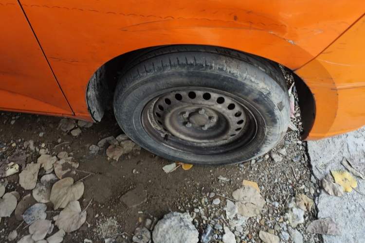 Used Wuling Zhengcheng 2021 1.5T Manual Comfort Version with Enclosed Windows Right Front Wheel Hub