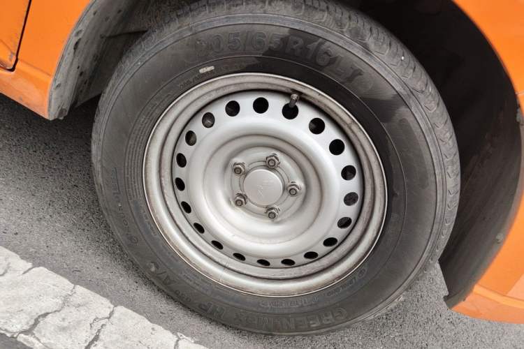 Used Wuling Zhengcheng 2021 1.5T Manual Comfort Version with Enclosed Windows Right Front Wheel Hub