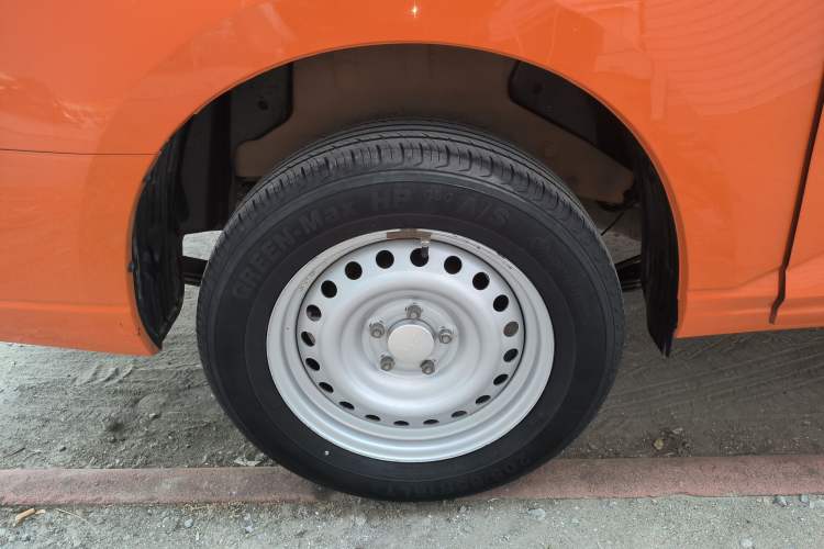 Used Wuling Zhengcheng 2021 1.5T Manual Comfort Version with Enclosed Windows Right Rear Wheel Hub
