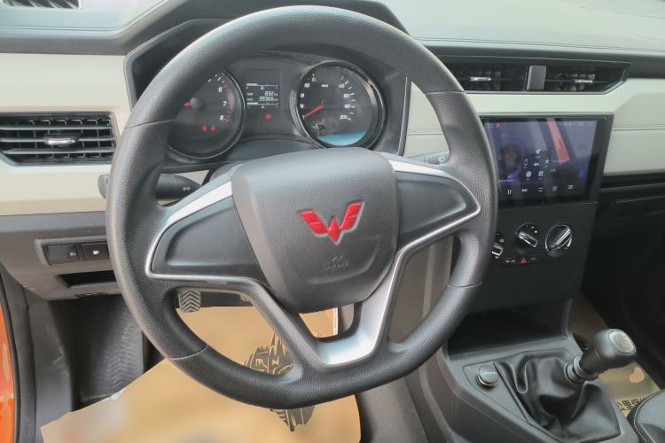 Used Wuling Zhengcheng 2021 1.5T Manual Comfort Version with Enclosed Windows Steering Wheel