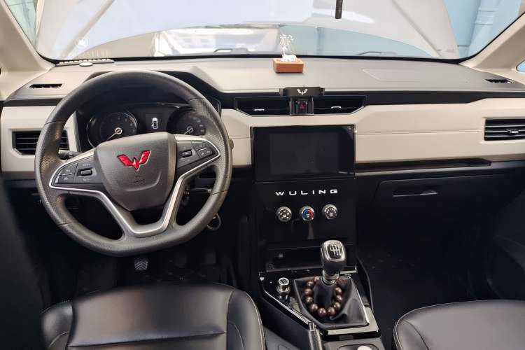 Used Wuling Zhengcheng 2021 1.5T Manual Luxury Version Center Console
