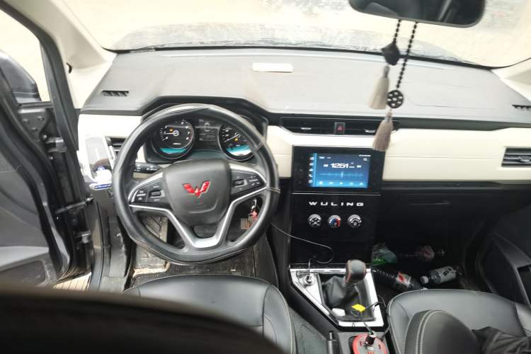 Used Wuling Zhengcheng 2021 1.5T Manual Luxury Version Center Console