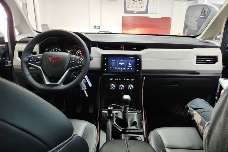 Used Wuling Zhengcheng 2021 1.5T Manual Luxury Version Center Console
