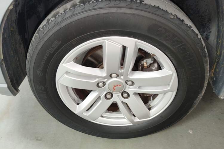 Used Wuling Zhengcheng 2021 1.5T Manual Luxury Version Left Front Wheel Hub