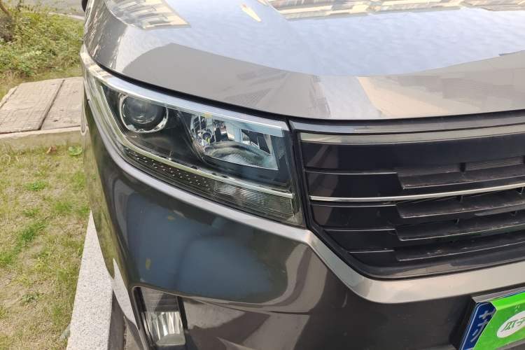 Used Wuling Zhengcheng 2021 1.5T Manual Luxury Version Right Front Headlight