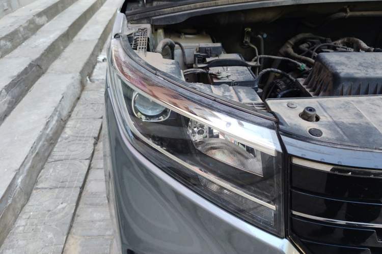 Used Wuling Zhengcheng 2021 1.5T Manual Luxury Version Right Front Headlight
