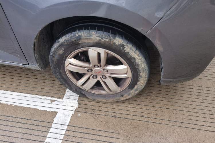 Used Wuling Zhengcheng 2021 1.5T Manual Luxury Version Right Front Wheel Hub