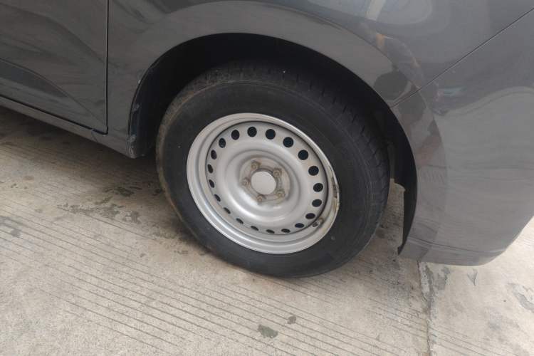 Used Wuling Zhengcheng 2021 1.5T Manual Comfort Version Right Front Wheel Hub