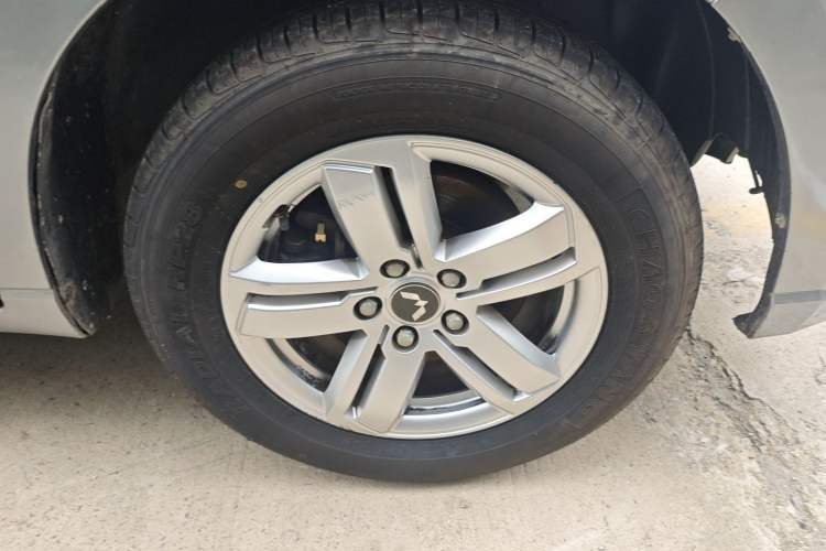 Used Wuling Zhengcheng 2021 1.5T Manual Luxury Version Right Front Wheel Hub