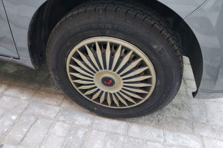 Used Wuling Zhengcheng 2021 1.5T Manual Luxury Version Right Front Wheel Hub