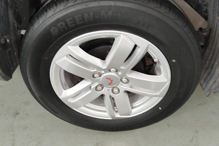 Used Wuling Zhengcheng 2021 1.5T Manual Luxury Version Right Rear Wheel Hub
