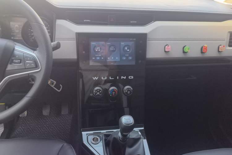 Used Wuling Zhengcheng 2021 1.5T Manual Luxury Version Audio And AC Panel