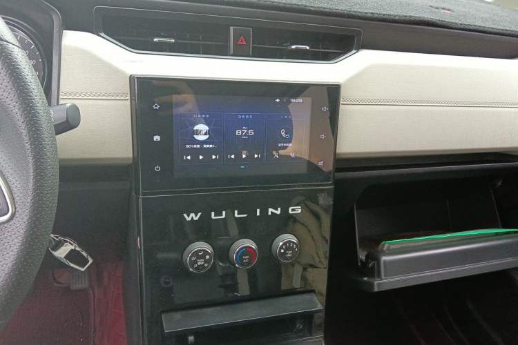 Used Wuling Zhengcheng 2021 1.5T Manual Luxury Version Audio And AC Panel