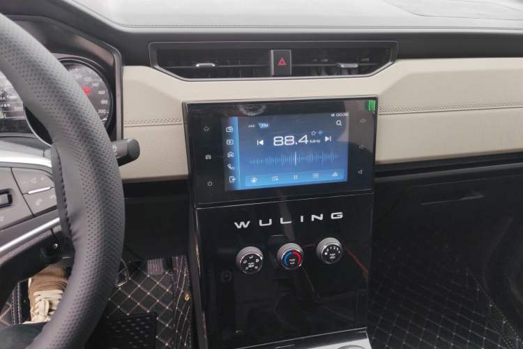 Used Wuling Zhengcheng 2021 1.5T Manual Luxury Version Audio And AC Panel