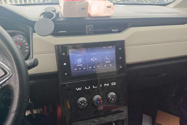 Used Wuling Zhengcheng 2021 1.5T Manual Luxury Version Audio And AC Panel